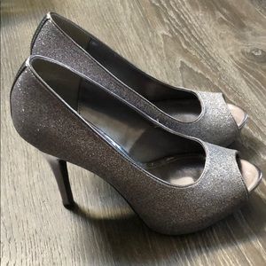 Dark gray sparkle pumps